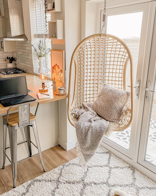 Сучасне підвісне крісло з металевим каркасом: стильний акцент в дизайні інтер'єру.