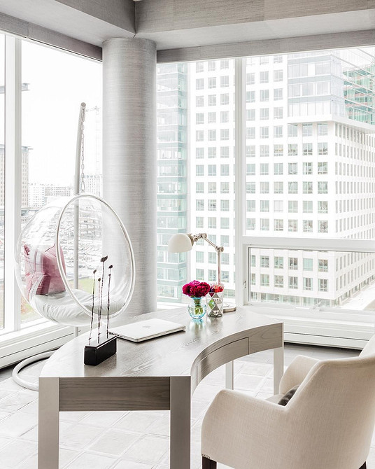 Плетене підвісне крісло з килимом: затишний куточок для відпочинку в скандинавському стилі.