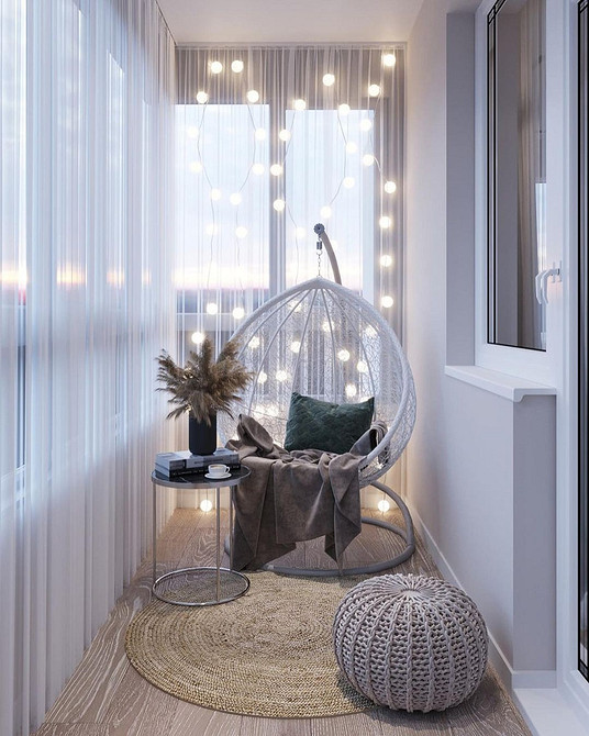 Дитяче підвісне крісло в світлій кімнаті, чудове місце для ігор та читання.