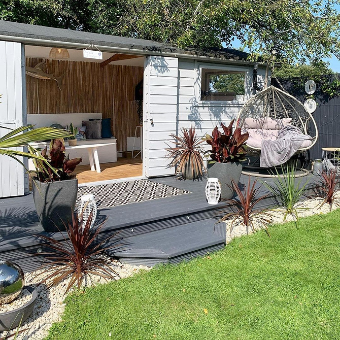 Крісло-кокон для релаксу Затишне підвісне крісло-кокон у вітальні - ідеальне місце для релаксу на дачі.