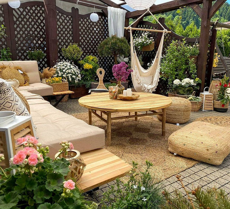 Крісло біля вікна Світла кімната з підвісним кріслом біля вікна - затишна зона відпочинку на дачі.