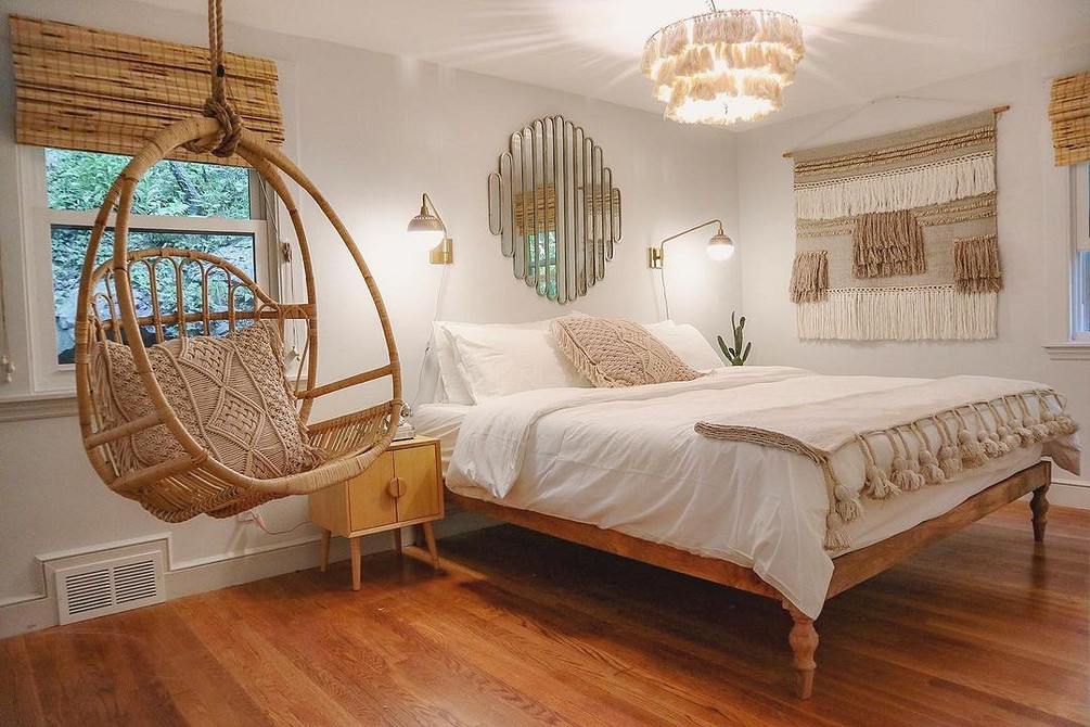 Підвісне крісло з подушками: зручне місце для відпочинку біля вікна з видом.