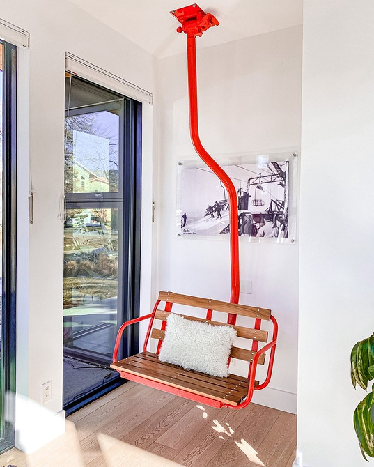 Елегантне підвісне крісло в мінімалістичному інтер'єрі, додає акцент та індивідуальність.