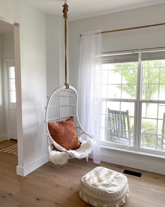 Підвісне крісло кокон біля вікна: затишний куточок відпочинку в сучасному інтер'єрі.