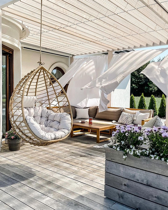 Крісло для релаксу Затишна спальня з підвісним кріслом та подушками для відпочинку перед сном на дачі.