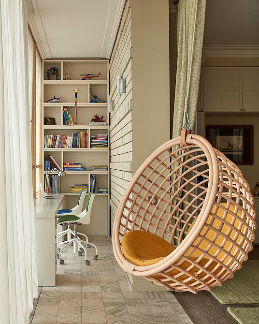 Акцентний дизайн Оригінальне підвісне крісло в інтер'єрі: акцентний елемент сучасного дизайну кімнати.