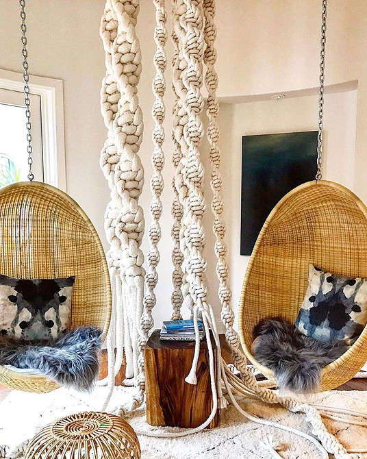 Підвісне крісло гамак біля вікна: ідеальне місце для читання та відпочинку з книгою.