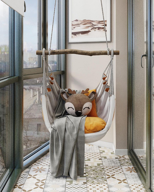 Затишок у спальні Елегантне підвісне крісло-кокон у спальні з подушками та пледом для відпочинку.