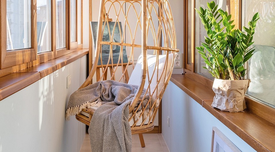 Затишне підвісне крісло кокон в сучасному інтер'єрі, ідеальне місце для релаксації вдома.