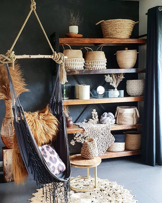 Стильний підвісний крісло кокон в інтер'єрі вітальні, додає затишку та оригінальності.