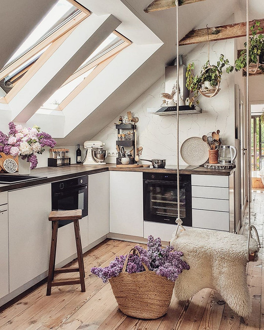 Плетене підвісне крісло гойдалка на терасі, чудовий вибір для відпочинку на свіжому повітрі.