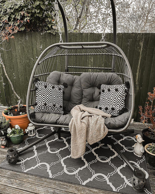 Стильне крісло: натуральність Стильне підвісне крісло з натуральних матеріалів - елемент дизайну інтер'єру дачі.