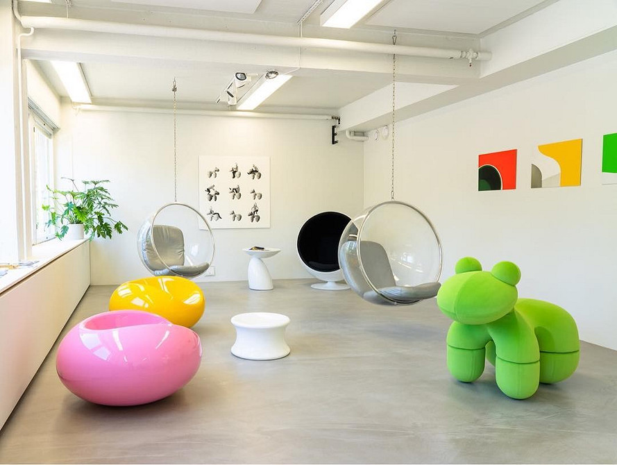 Підвісне крісло у формі кокона у світлій кімнаті: ідеальна зона для відпочинку.