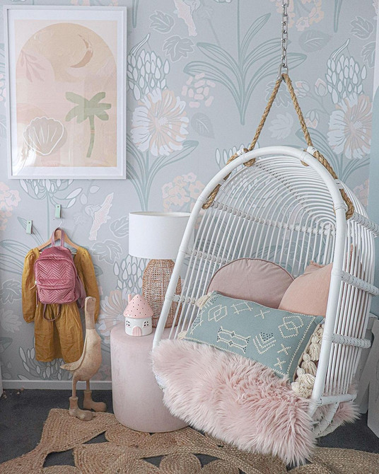 Релакс на природі Підвісне крісло з ротангу на терасі: насолода природою та відпочинком.