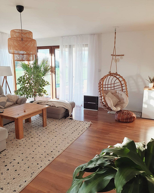 Біле підвісне крісло-кокон в мінімалістичному інтер'єрі: елегантність та функціональність.