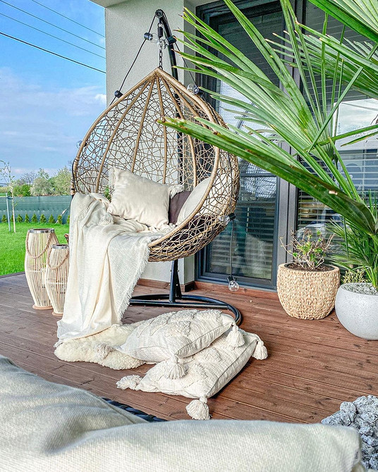 Еко-крісло з дерева Дерев'яне підвісне крісло в еко-стилі для натурального дизайну інтер'єру дачі.