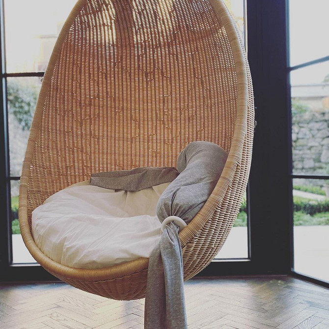 Стильне підвісне крісло кокон у вітальні: сучасний дизайн інтер'єру для затишку.