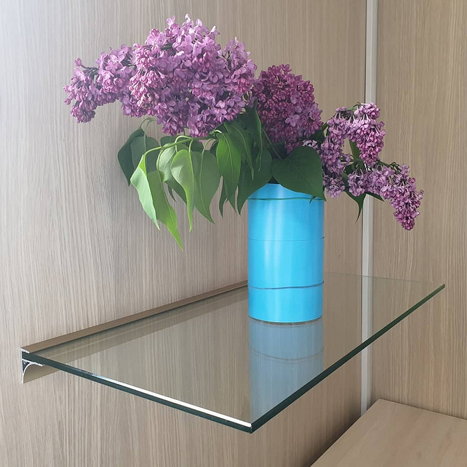 Приклад використання полиць на балконі для зручного зберігання інструментів та речей у 2026 році.