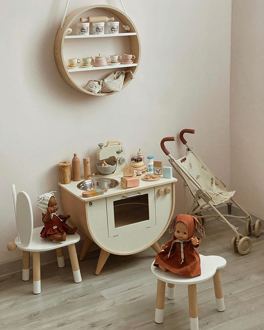 Відкриті полиці в дитячій кімнаті 2026: зручне зберігання іграшок та книг, легкий доступ.