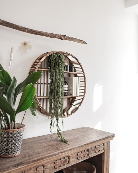 Полиці мінімалізм Мінімалістичні полиці на стіну для сучасного інтер'єру, що поєднують дизайн та функціональність.