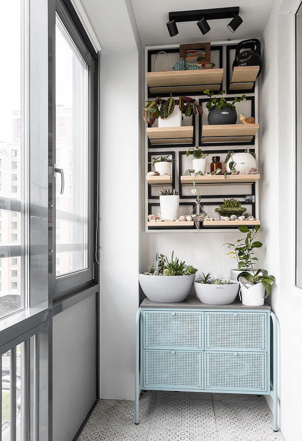 Полиці в дитячій Функціональні стінові полиці в дитячій кімнаті для іграшок та книг.