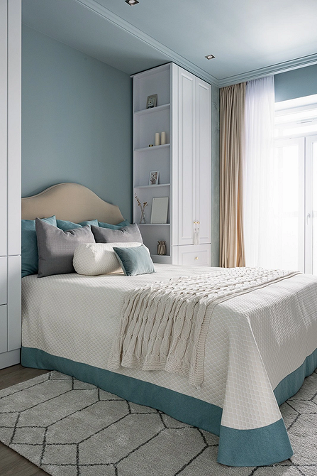 Книги над ліжком Книжкові полиці над ліжком в спальні: ідеальне місце для зберігання улюблених книг та організації простору.