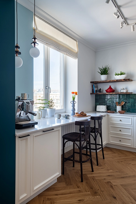 Полиці для рослин на кухні: зелений куточок з квітами та травами.