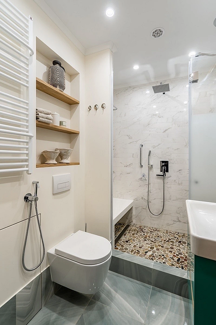 Сучасні настінні полиці для книг і рослин у квартирі з мінімалістичним дизайном.