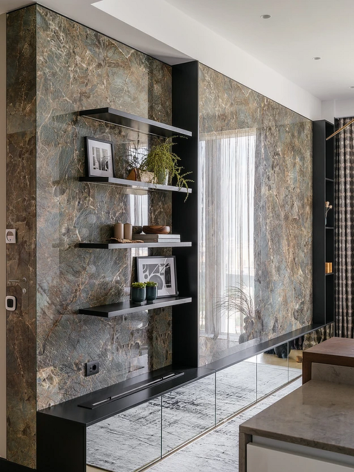 Сучасні закриті полиці в дитячій кімнаті для зберігання іграшок та книг.