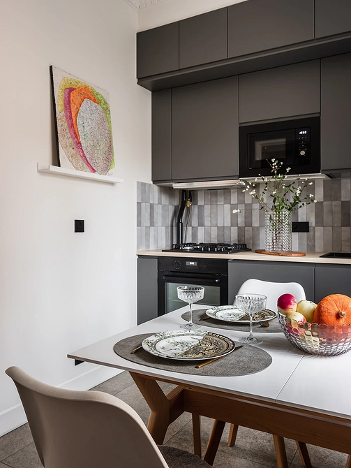 Відкриті кухонні полиці в скандинавському стилі з посудом та кухонним приладдям.