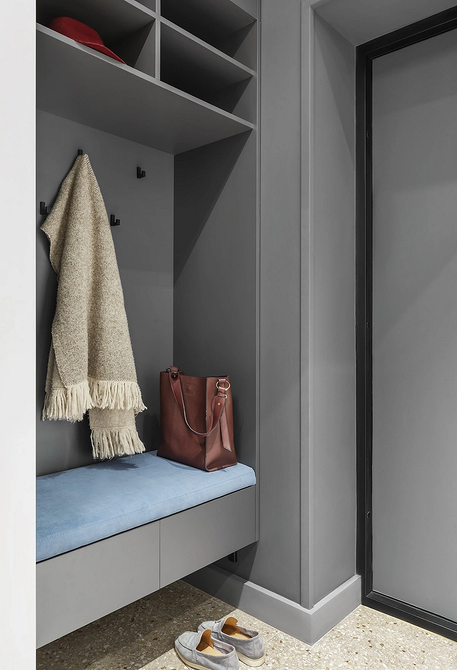 Сучасний дизайн передпокою з полицями для взуття та стильного зберігання речей