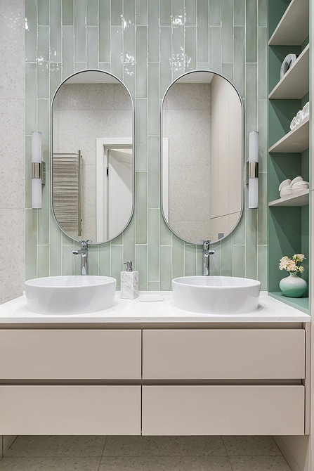 Відкриті полиці з металевим каркасом в індустріальному стилі інтер'єру лофт.