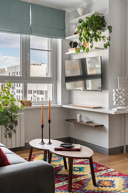 Декоративні елементи на настінних полицях, як частина дизайну інтер'єру кімнати.