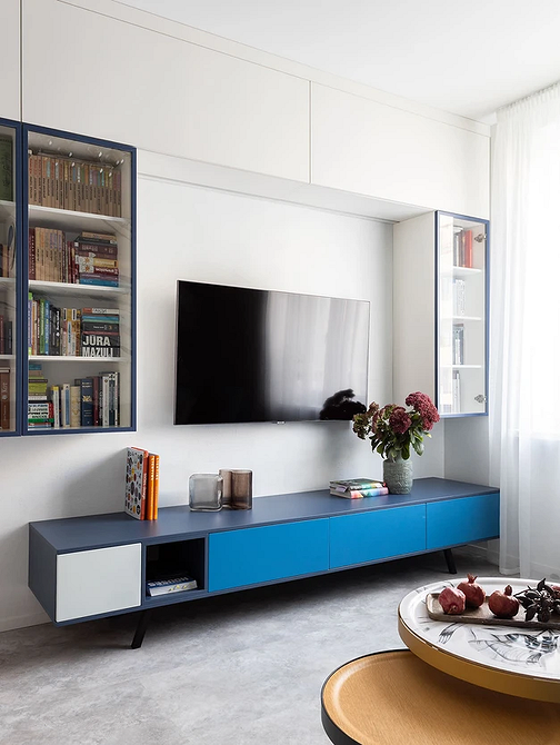 Сучасні настінні дерев'яні полиці у вітальні: мінімалізм та стильний декор.