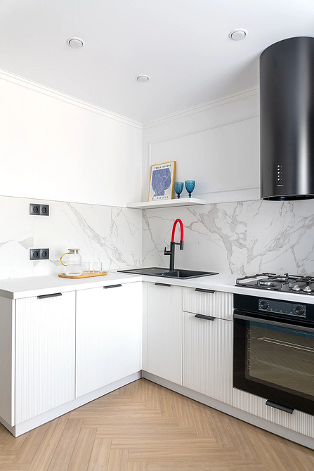 Креативний дизайн настінних полиць для кухні: декор та зберігання кухонного начиння.