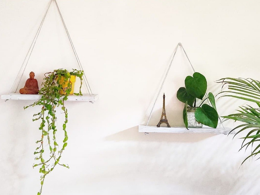 Відкриті полиці з дерева в сучасному інтер'єрі квартири для декору та зберігання.