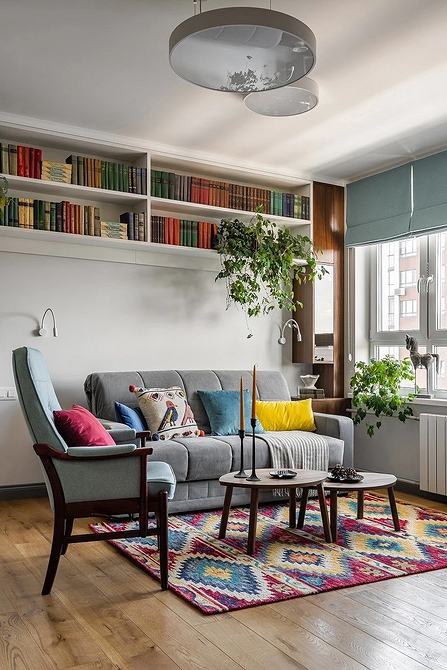 Полиці в спальні Полиці над ліжком у спальні для книг, фотографій та декору.