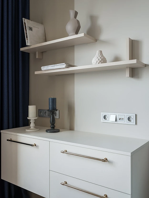 Полиці з підсвіткою у вітальні: сучасний дизайн та акцент на декор.