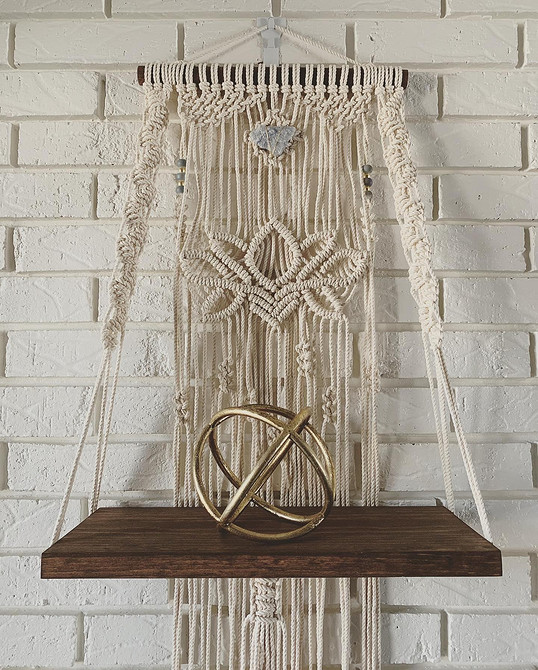 Полиці різних форм та розмірів у сучасному дизайні інтер'єру вітальні.