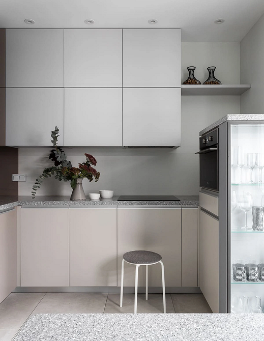 Мінімалістичні полиці для маленької кухні: організація простору та зберігання речей.