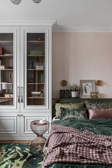 Дерев'яні полиці 2026 Відкриті дерев'яні полиці: елегантне рішення для зберігання речей та декору в сучасній спальні.