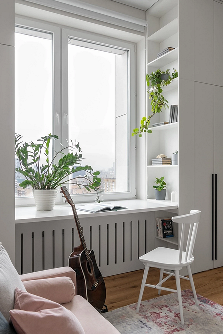 Закриті дерев'яні полиці з дверцятами в інтер'єрі кабінету або домашнього офісу.