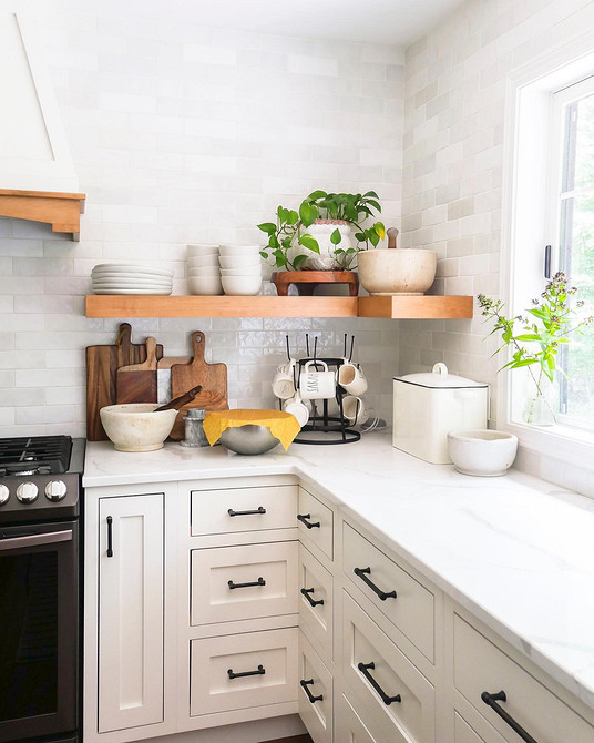 Відкриті полиці на кухні для зручного зберігання кухонного приладдя та посуду.