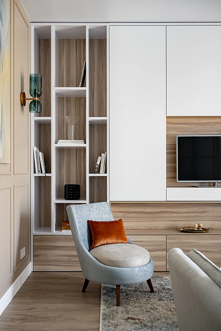 Полиці у вітальні Сучасні полиці на стіну у вітальні з рослинами та стильним декором.