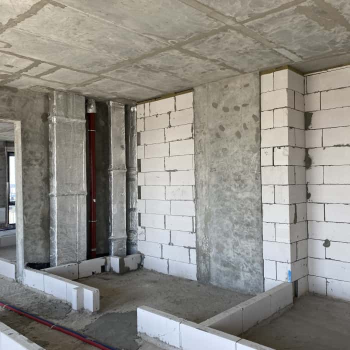 Квартира з бетонними стінами: дизайн без обробки для молодої пари.