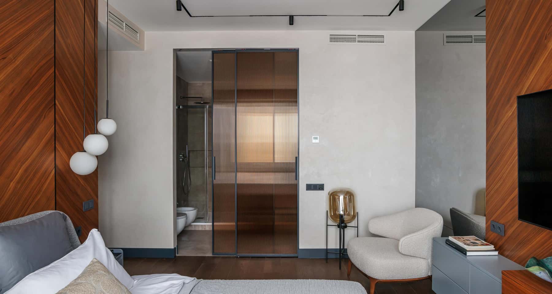 Фото квартири без обробки: бетонні стіни та необроблені комунікації.