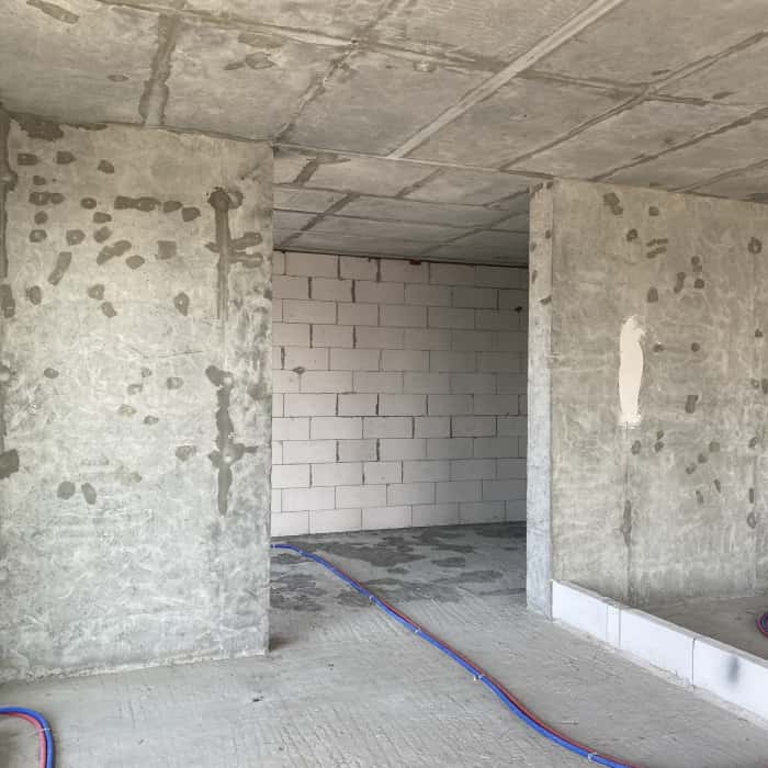 Бетонна геометрія Бетонні стіни в новобудові готові до втілення сучасного дизайну квартири.