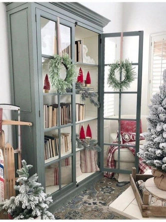 Новорічна композиція з хвої, свічок та прикрас: святковий декор столу.