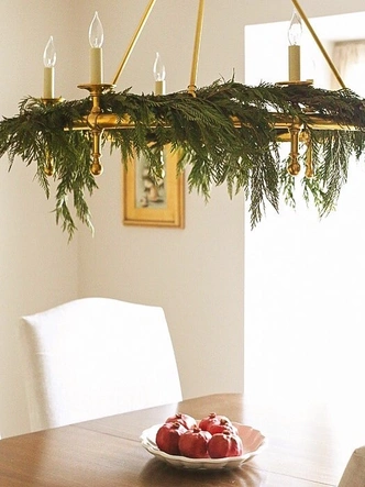 Новорічний хвойний декор: ялинкові гілки прикрашають інтер'єр, додаючи аромату свята.