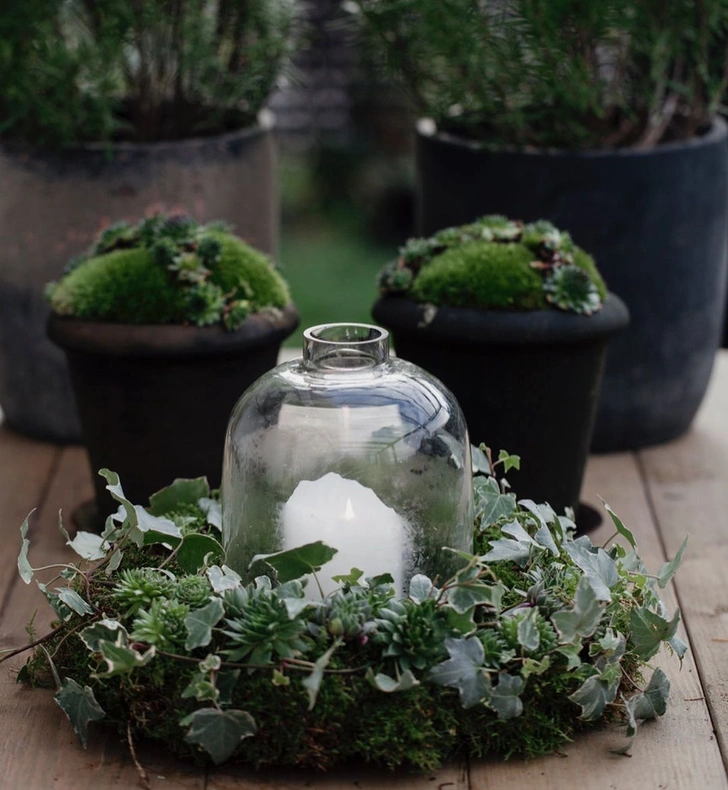 Новорічний хвойний декор: ялинкові гілки у вазі створюють затишну та святкову атмосферу.